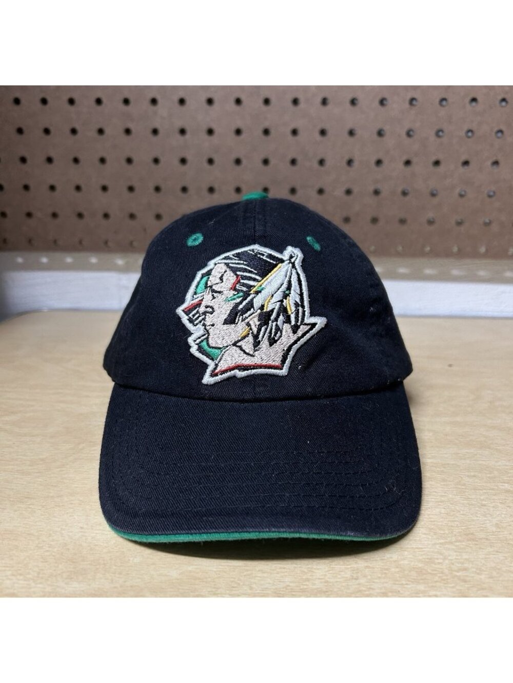 North Dakota Fighting Sioux Baseball Cap UND Black Adjustable